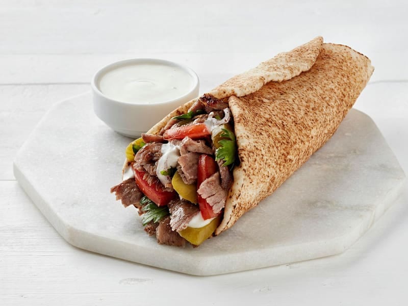 Gerollter Dürüm mit Fleisch, Gemüse und Soße