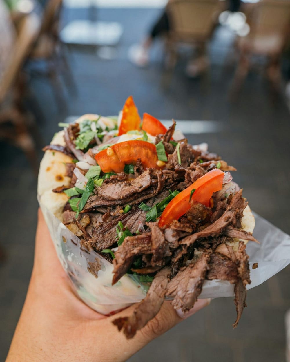 Döner im frischen Fladenbrot mit Fleisch vom Spieß, Salat und Tomaten